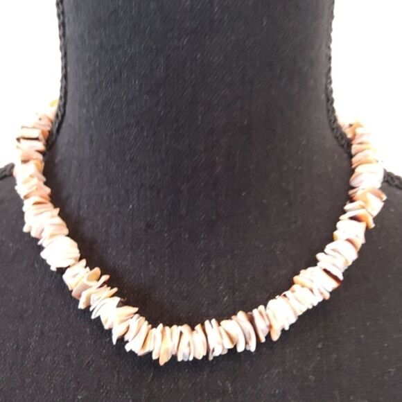 Jewelry - (3/$20) fashion jewelry faux shell necklace